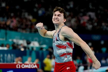 Stephen Nedoroscik de Estados Unidos celebra su actuación en el caballo con arcos durante la final por equipos de gimnasia artística masculina el tercer día de los Juegos Olímpicos París 2024 en el Bercy Arena