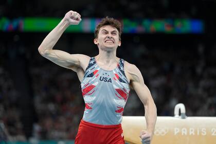 Stephen Nedoroscik, de Estados Unidos, reacciona después de su rutina de caballo con arcos durante la ronda final del equipo masculino de gimnasia artística en el Bercy Arena en los Juegos Olímpicos de Verano de 2024, el lunes 29 de julio de 2024, en París, Francia. (Foto AP/Abbie Parr)