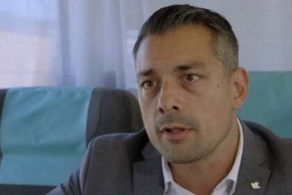 Stephen Ray, de la empresa de trenes SJ, tiene un chip implantado en su mano
