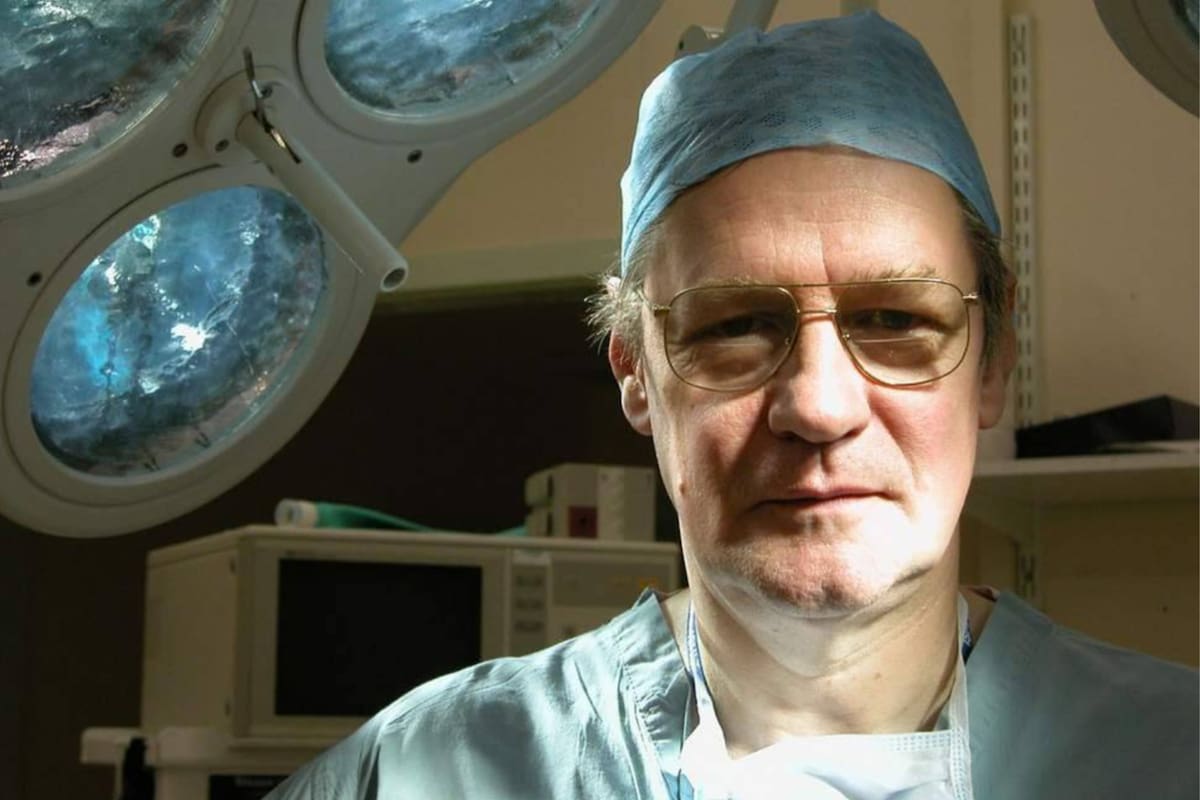 Stephen Westaby publicó sus memorias en dos libros: "Vidas frágiles: las historias de vida y muerte de un cirujano cardíaco en la mesa de operaciones" (2017) y "El filo de la navaja: el corazón y la mente de un cirujano cardíaco" (2019)