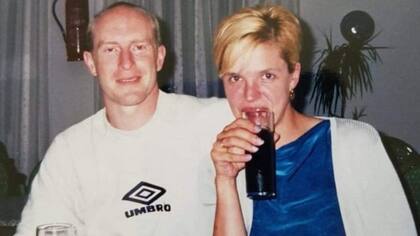 Stephen y Heather Garside en una foto tomada en su juventud.