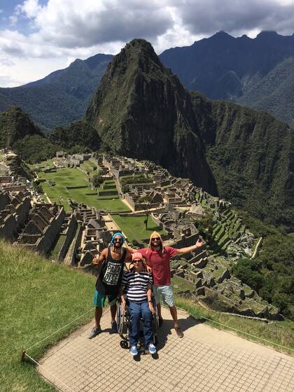 Stephens tiene una cuenta de Instagram llamada @philiponwheels donde publica fotos de sus aventuras por el mundo