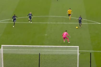 Sterling, a punto de fallar una ocasión de gol clarísima para Chelsea, cuando el partido ante Wolverhampton estaba 0-0...