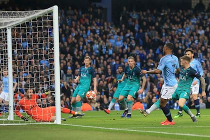 Sterling anotó para Manchester City dos goles en 21 minutos