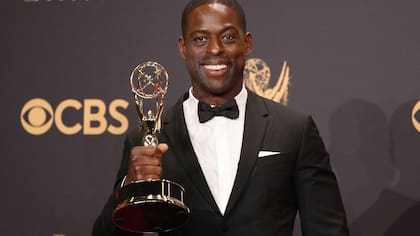Sterling K. Brown sostiene su Emy concedido como mejor actor protagónico en una serie dramática, por su trabajo en This is us