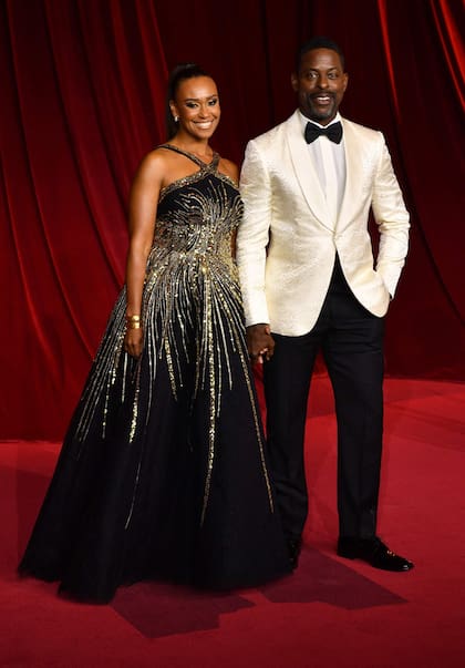 Sterling K. Brown y Ryan Michelle Bathe, de las duplas más elegantes. La actriz de This is us lució un vestido negro de escote halter con un impactante bordado en oro