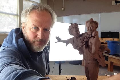 Stern se dedica a la escultura; realiza piezas por encargo y comparte los procesos de construcción de las piezas en sus redes sociales (Foto: Instagram @realdanielstern)