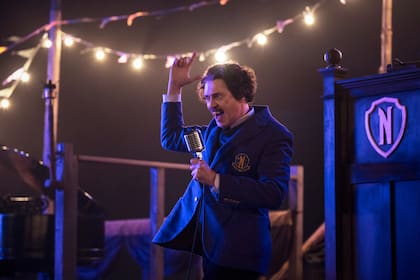Steve Buscemi interpreta al nuevo director del internado Nevermore, un homenaje a Edgar Allan Poe de quien adoptó el look