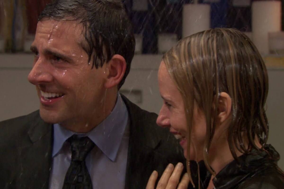 Steve Carell interpreta a Michael Scott, el gerente regional de Dunder Mifflin, en la serie The Office, acompañado de un gran elenco