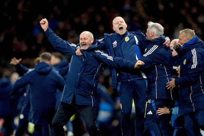Steve Clarke, el primero de la felicidad, en la nómina del cuerpo técnico