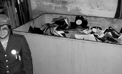 Steve Dahl con el contenedor repleto de vinilos antes de ser detonado
