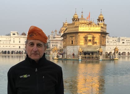 Steve Fuller, presidente del TCC estuvo en 192 de los 193 miembros de la ONU. En la foto, junto alTemplo Dorado en Amritsar, India