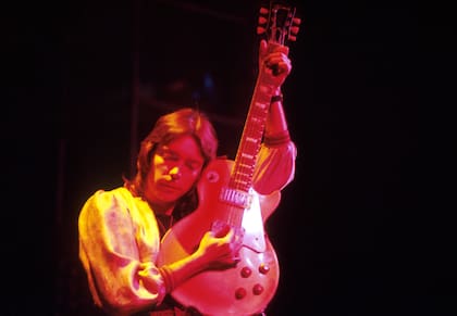 Steve Hackett sobre el escenario con Genesis, en una imagen de los años 70
