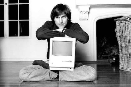 Steve Jobs con su niña mimada, la primera Macintosh; obsesivo y despótico, el joven ejecutivo logró sin embargo un dispositivo único que señaló el camino por seguir. Como ocurrió luego con el iPhone, todas las computadoras desde entonces se parecerían a la Mac