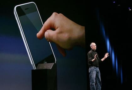 Steve Jobs, director ejecutivo de Apple Inc., presentando el nuevo iPhone en Macworld en San Francisco el 1 de enero de 2007
