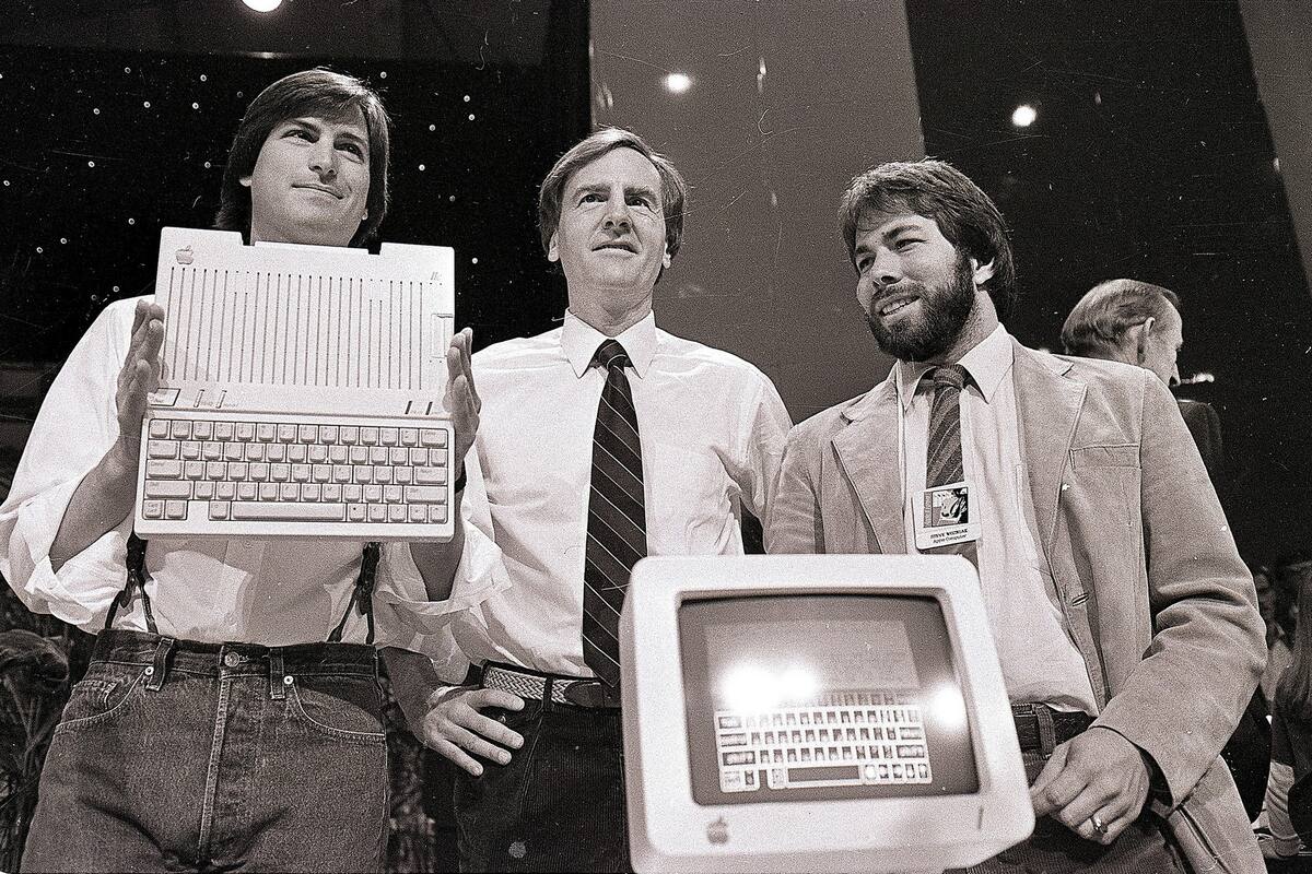 Steve Jobs durante la presentación de la Apple IIc con John Sculley y Steve Wozniak. Jobs estaba fascinado con la fabricación en masa original de automóviles en Detroit y por las capacidades de fabricación local de alta calidad de compañías japonesas como Sony