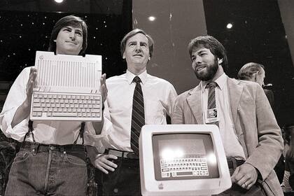 Steve Jobs durante la presentación de la Apple IIc con John Sculley y Steve Wozniak. Jobs estaba fascinado con la fabricación en masa original de automóviles en Detroit y por las capacidades de fabricación local de alta calidad de compañías japonesas como Sony
