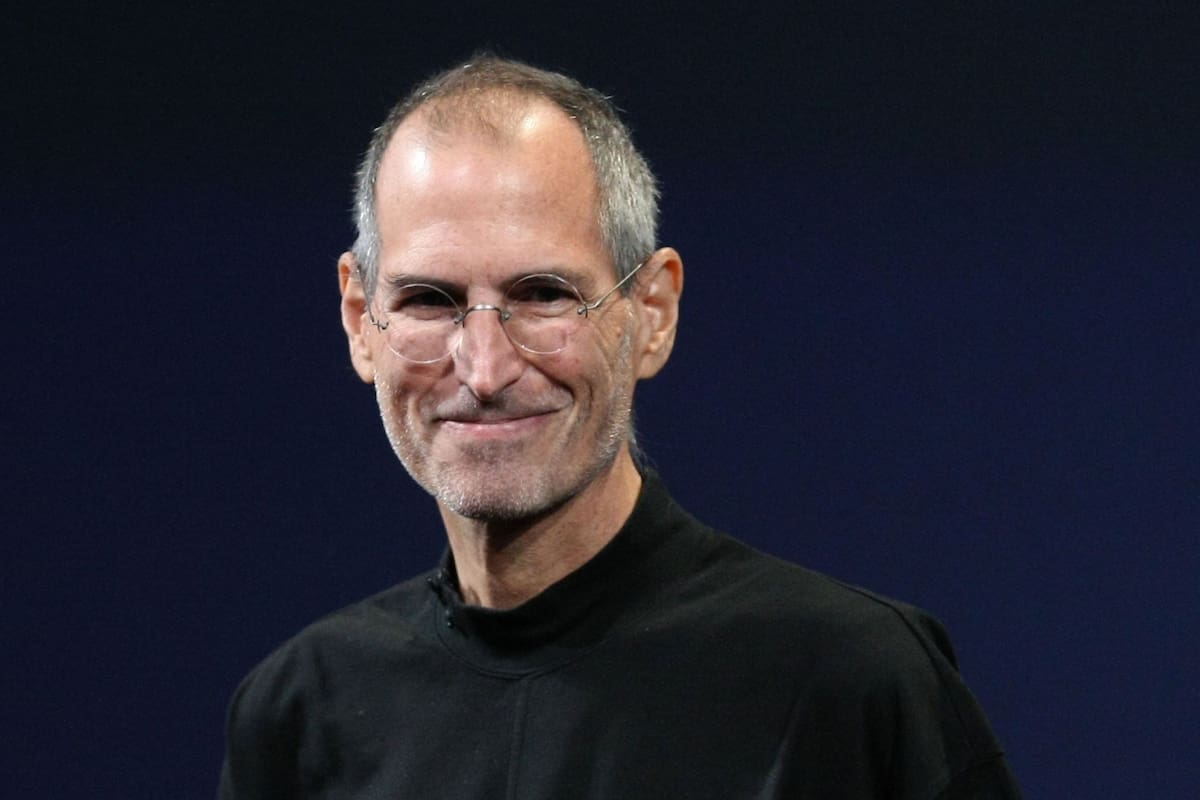 Steve Jobs indicó que un rasgo que define a las personas inteligentes es la capacidad de "alejarse" y hacer conexiones que otros no hayan vinculado
