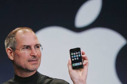 Steve Jobs presenta el iPhone en 2007; el teléfono de Apple derribaría tres colosos de la industria, Motorola, Nokia y BlackBerry