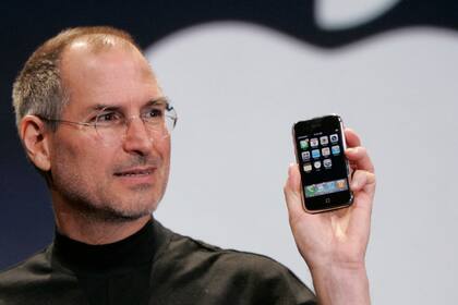 Steve Jobs presenta el primer iPhone el 9 de enero de 2007