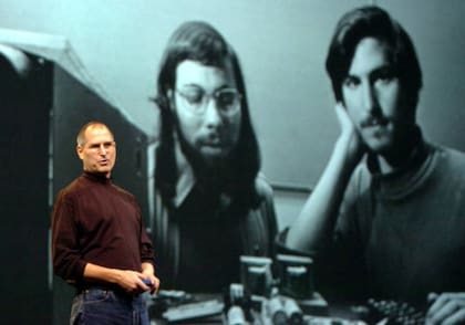 Steve Jobs, una figura visionaria que revolucionó la tecnología y el diseño moderno, falleció en 2011