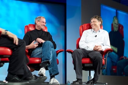 Steve Jobs con su vestimenta clásica de polera, jeans y zapatillas New Balance, junto a Bill Gates, en la entrevista que compartieron en el evento organizado por el blog All Things Digital en 2007