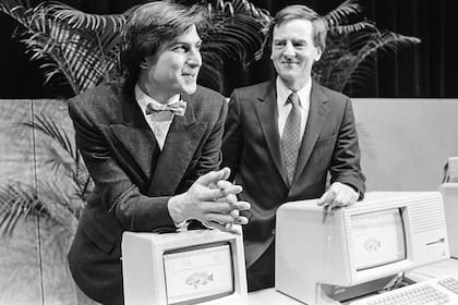 Steve Jobs y John Sculley en 1984, antes de pelearse a muerte. Jobs está apoyado sobre una Apple Lisa; Sculley fue el CEO de Apple desde 1983 hasta 1993, el periodo más problemático de la compañía