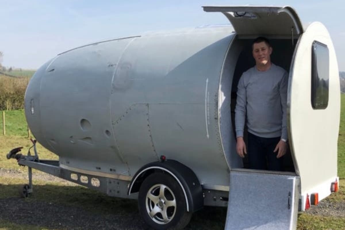 Steve Jones compró el motor de un avión y lo convirtió en una casa rodante para salir de viaje con su familia