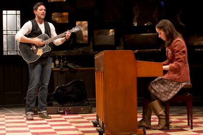 Steve Kazee y Cristin Milioti en la versión musical de Once, en Broadway