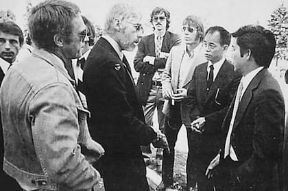 Steve McQueen, James Coburn y Chuck Norris en el funeral de Bruce Lee, en Seatle