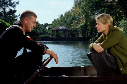 Steve McQueen y Candice Bergen en una escena de la película El Yang-Tsé en llamas, de 1966