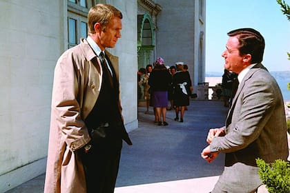 Steve McQueen y Robert Vaughn, en una escena de Bullitt (1968)