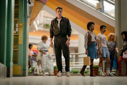 Steve Trevor en los ochenta. Solo le falta una riñonera...
