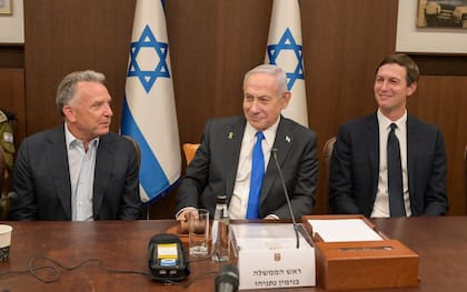 Steve Witkoff, enviado especial de EE. UU., y Jared Kushner, yerno del presidente estadounidense Donald Trump, junto al primer ministro israelí, Benjamin Netanyahu, durante una reunión del gabinete el 9 de octubre de 2025. Fuente: Maayan Toaf / GPO