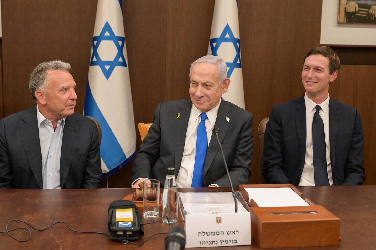Steve Witkoff, enviado especial de Estados Unidos para Medio Oriente, y Jared Kushner, yerno del presidente Donald Trump, junto al primer ministro israelí, Benjamin Netanyahu, durante una reunión de gabinete el 9 de octubre de 2025.