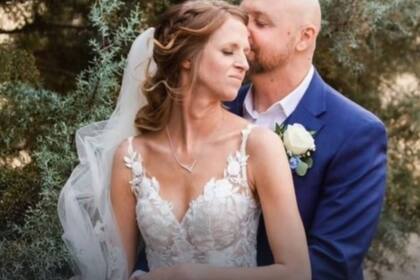 Steve y Tiffany Aijian en una foto de su boda (Fuente: Captura TV/ Kristv)
