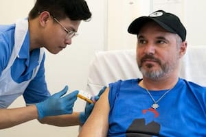 Steve Young participó en los últimos ensayos de la vacuna en Londres