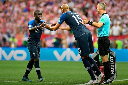 Steven Nzonzi sustituye a N'Golo Kanté en la final de Rusia 2018, Francia 4 vs. Croacia 2; la excepción de poder hacer 5 cambios por equipo por partido durará hasta el próximo mundial, Qatar 2022.