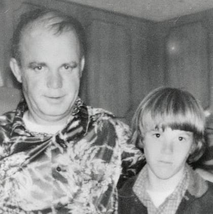 Steven Stayner junto al hombre que lo mantuvo cautivo por siete años