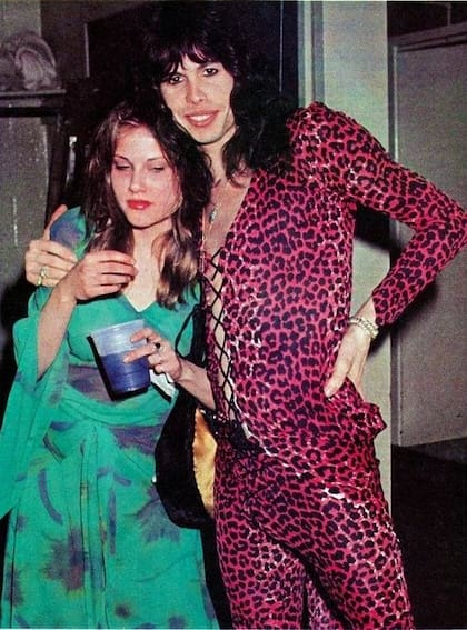Steven Tyler junto a la joven Julia Holcomb en una de sus pocas imágenes públicas