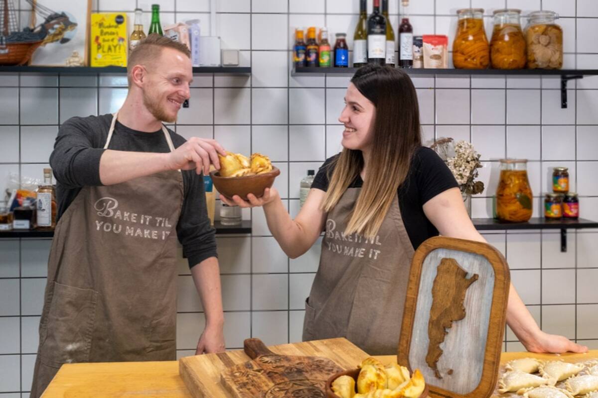 Steven y María Eugenia fabrican las empanadas de Bakeit.