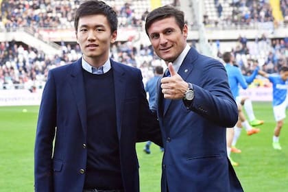 Steven Zhang con el argentino Javier Zanetti, una gloria y vicepresidente de Inter; la cotización del club creció un 41% desde la llegada del grupo inversor chino.