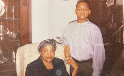 Stevenson junto a su madre, Gwen