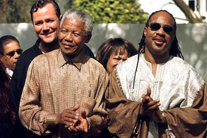 Stevie Wonder junto al presidente de Sudáfrica, Nelson Mandela, en Johannesburgo, en 1998