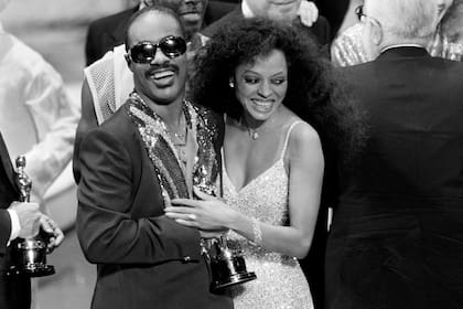 Stevie Wonder con su amiga Diana Ross y el Oscar que recibió en 1985 por Mejor canción original
