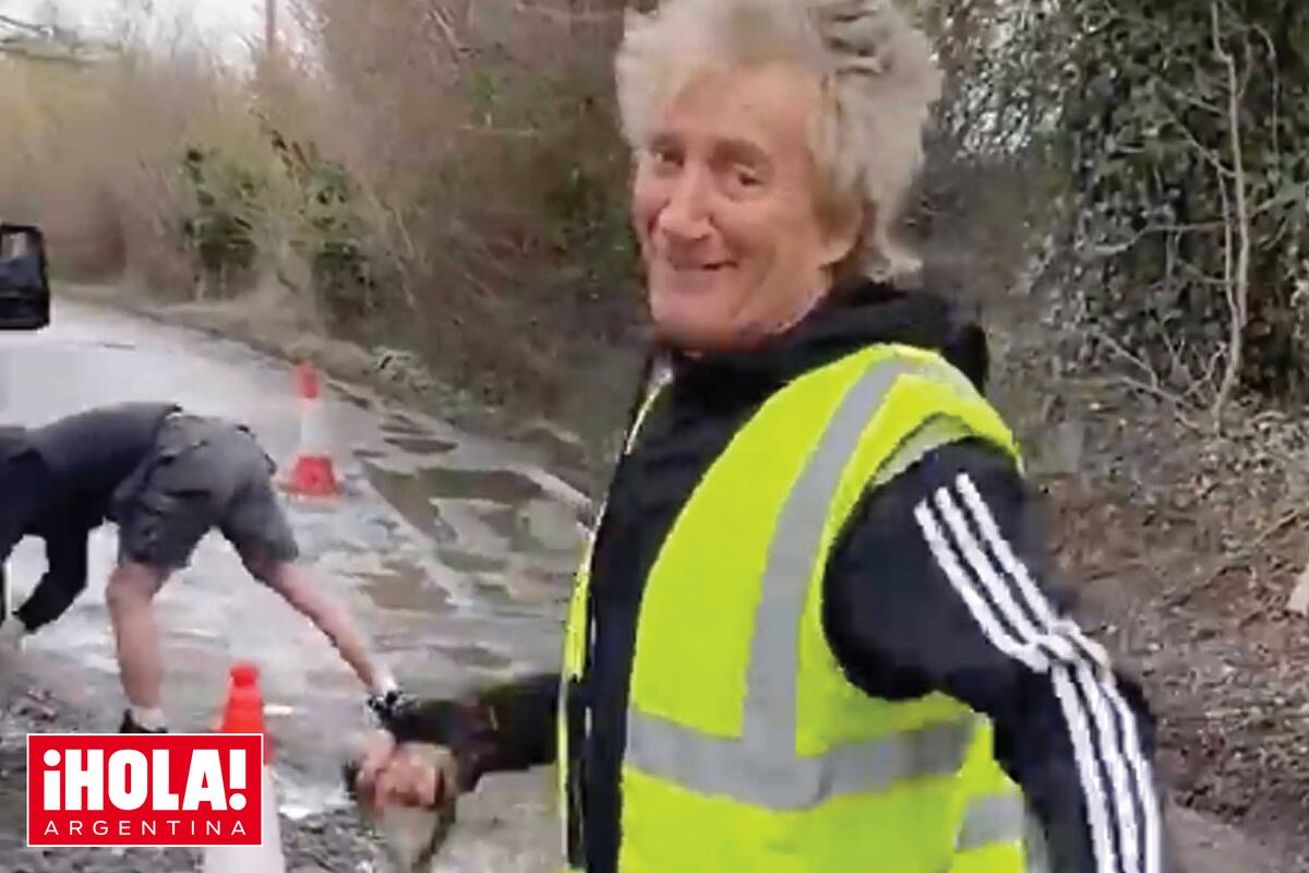 Stewart, con chaleco amarillo y pala en mano, arregla las calles del condado de Essex, cerca de su casa.