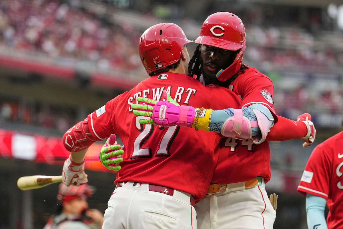 Stewart pega dos jonrones y Rojos vencen 11-5 a Filis con cuatro tablazos en la cuarta