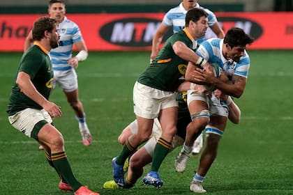 Steyn colabora con su compañero Vincent Koch para taclear a Rodrigo Bruni. Fue su último partido en el rugby internacional.