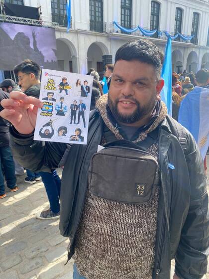 Stickers libertarios en las inmediaciones del Cabildo de Córdoba