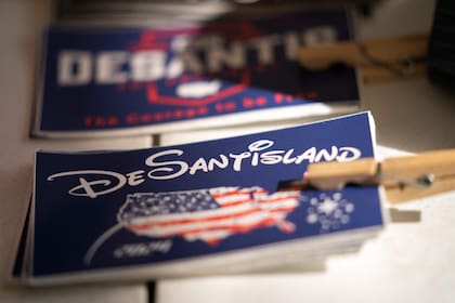 Stickers promocionando la candidatura del gobernador Ron DeSantis sen un mitin en North Charleston, Carolina del Sur. (Sean Rayford / GETTY IMAGES NORTH AMERICA / Getty Images via AFP)